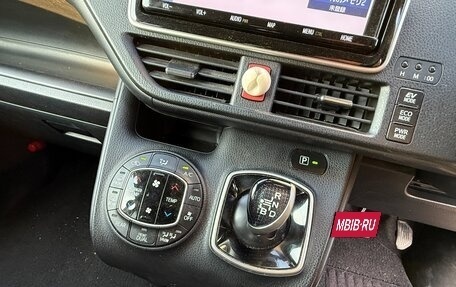 Toyota Noah III, 2019 год, 2 650 000 рублей, 7 фотография