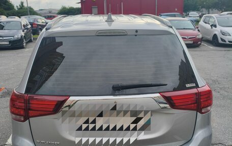 Mitsubishi Outlander III рестайлинг 3, 2022 год, 2 600 000 рублей, 6 фотография