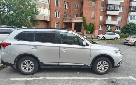 Mitsubishi Outlander III рестайлинг 3, 2022 год, 2 600 000 рублей, 3 фотография