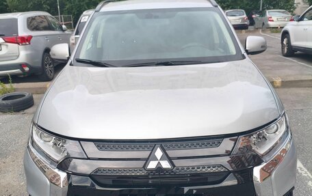 Mitsubishi Outlander III рестайлинг 3, 2022 год, 2 600 000 рублей, 2 фотография