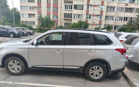 Mitsubishi Outlander III рестайлинг 3, 2022 год, 2 600 000 рублей, 7 фотография
