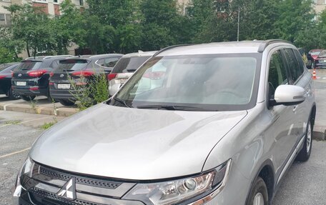 Mitsubishi Outlander III рестайлинг 3, 2022 год, 2 600 000 рублей, 4 фотография