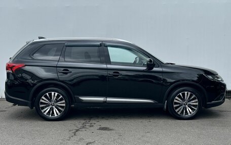 Mitsubishi Outlander III рестайлинг 3, 2021 год, 2 200 000 рублей, 4 фотография