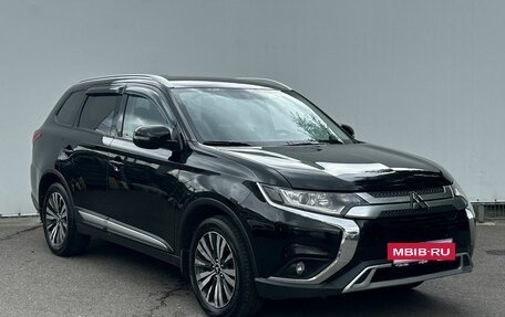 Mitsubishi Outlander III рестайлинг 3, 2021 год, 2 200 000 рублей, 3 фотография