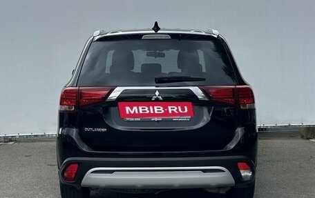 Mitsubishi Outlander III рестайлинг 3, 2021 год, 2 200 000 рублей, 6 фотография