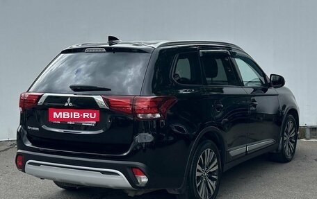 Mitsubishi Outlander III рестайлинг 3, 2021 год, 2 200 000 рублей, 5 фотография