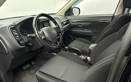 Mitsubishi Outlander III рестайлинг 3, 2021 год, 2 200 000 рублей, 9 фотография