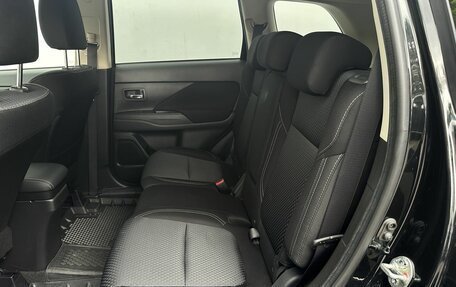 Mitsubishi Outlander III рестайлинг 3, 2021 год, 2 200 000 рублей, 10 фотография