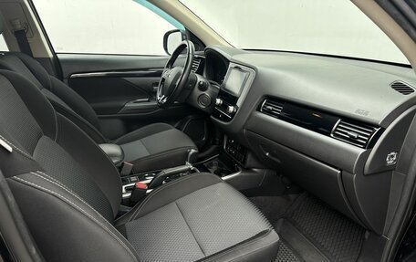 Mitsubishi Outlander III рестайлинг 3, 2021 год, 2 200 000 рублей, 13 фотография