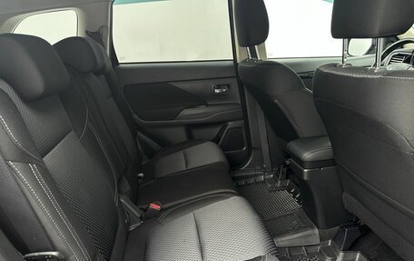 Mitsubishi Outlander III рестайлинг 3, 2021 год, 2 200 000 рублей, 14 фотография