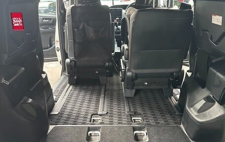 Toyota Esquire I, 2018 год, 2 700 000 рублей, 14 фотография