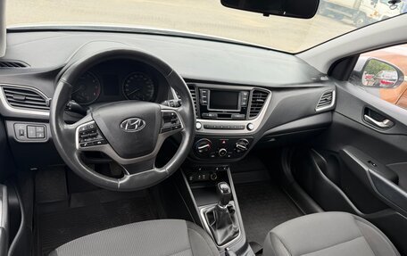 Hyundai Solaris II рестайлинг, 2017 год, 800 000 рублей, 2 фотография