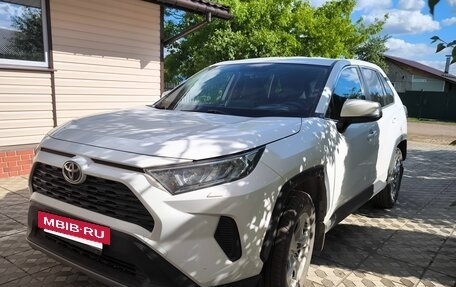 Toyota RAV4, 2021 год, 2 830 000 рублей, 2 фотография