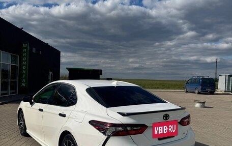 Toyota Camry, 2021 год, 2 650 000 рублей, 2 фотография