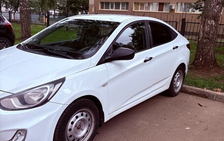 Hyundai Solaris II рестайлинг, 2013 год, 700 000 рублей, 3 фотография