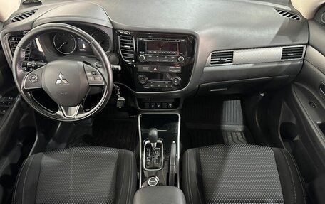 Mitsubishi Outlander III рестайлинг 3, 2018 год, 1 695 000 рублей, 9 фотография