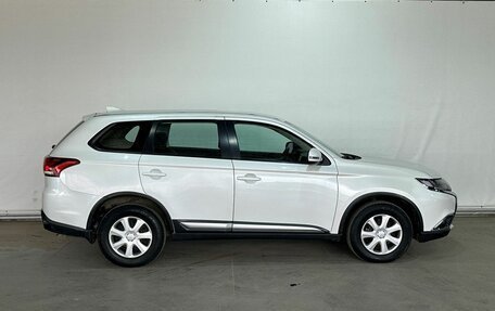 Mitsubishi Outlander III рестайлинг 3, 2018 год, 1 695 000 рублей, 8 фотография