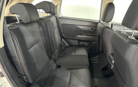 Mitsubishi Outlander III рестайлинг 3, 2018 год, 1 695 000 рублей, 10 фотография