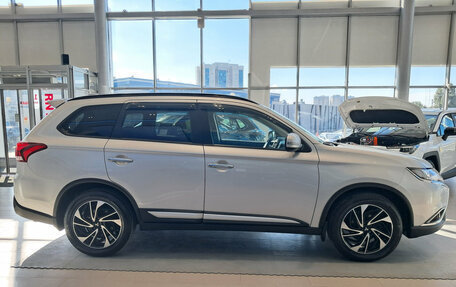 Mitsubishi Outlander III рестайлинг 3, 2021 год, 2 670 000 рублей, 5 фотография