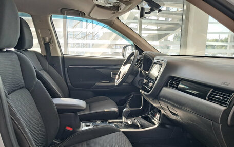Mitsubishi Outlander III рестайлинг 3, 2021 год, 2 670 000 рублей, 13 фотография