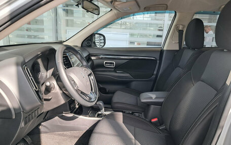 Mitsubishi Outlander III рестайлинг 3, 2021 год, 2 670 000 рублей, 20 фотография