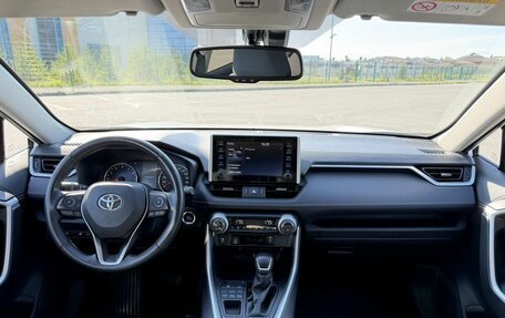 Toyota RAV4, 2020 год, 3 650 000 рублей, 24 фотография