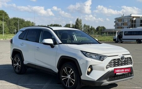 Toyota RAV4, 2020 год, 3 650 000 рублей, 7 фотография