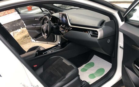 Toyota C-HR I рестайлинг, 2018 год, 2 100 000 рублей, 12 фотография