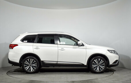 Mitsubishi Outlander III рестайлинг 3, 2020 год, 1 799 000 рублей, 4 фотография