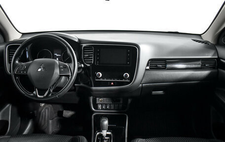 Mitsubishi Outlander III рестайлинг 3, 2020 год, 1 799 000 рублей, 15 фотография