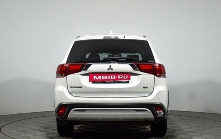Mitsubishi Outlander III рестайлинг 3, 2020 год, 1 799 000 рублей, 7 фотография