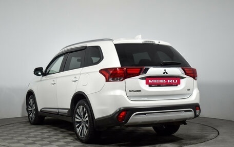 Mitsubishi Outlander III рестайлинг 3, 2020 год, 1 799 000 рублей, 8 фотография