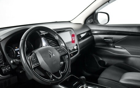Mitsubishi Outlander III рестайлинг 3, 2020 год, 1 799 000 рублей, 10 фотография