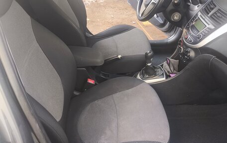 Hyundai Solaris II рестайлинг, 2012 год, 750 000 рублей, 8 фотография