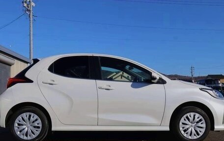 Toyota Yaris, 2022 год, 1 555 000 рублей, 4 фотография