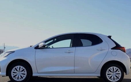 Toyota Yaris, 2022 год, 1 555 000 рублей, 2 фотография
