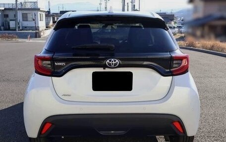 Toyota Yaris, 2022 год, 1 555 000 рублей, 3 фотография