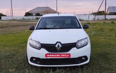 Renault Logan II, 2018 год, 650 000 рублей, 3 фотография