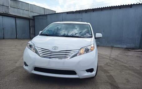 Toyota Sienna III, 2017 год, 1 650 000 рублей, 2 фотография