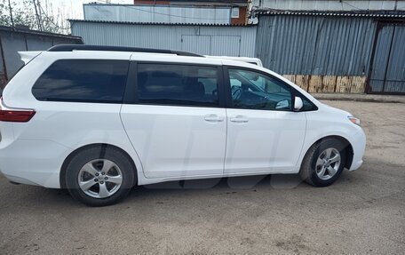 Toyota Sienna III, 2017 год, 1 650 000 рублей, 7 фотография