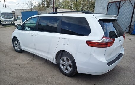 Toyota Sienna III, 2017 год, 1 650 000 рублей, 5 фотография