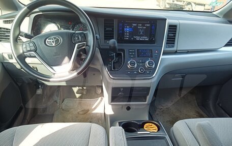 Toyota Sienna III, 2017 год, 1 650 000 рублей, 8 фотография