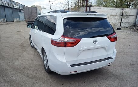 Toyota Sienna III, 2017 год, 1 650 000 рублей, 6 фотография