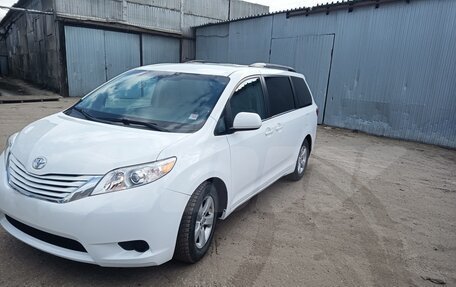 Toyota Sienna III, 2017 год, 1 650 000 рублей, 3 фотография