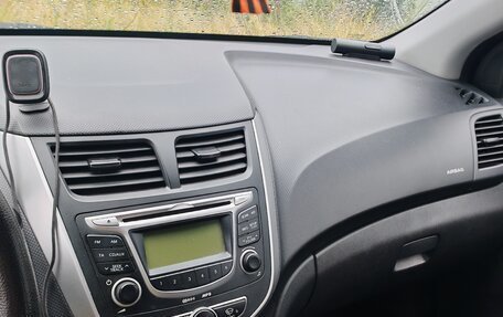 Hyundai Solaris II рестайлинг, 2012 год, 860 000 рублей, 11 фотография