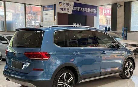 Volkswagen Touran III, 2022 год, 1 520 000 рублей, 3 фотография