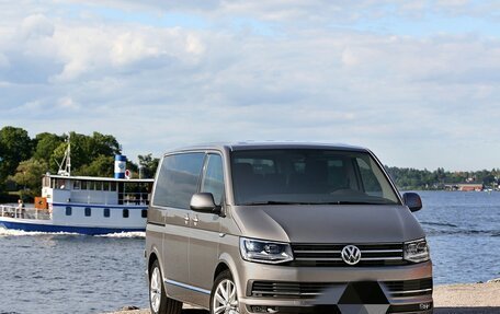 Volkswagen Caravelle T6 рестайлинг, 2017 год, 2 250 000 рублей, 1 фотография