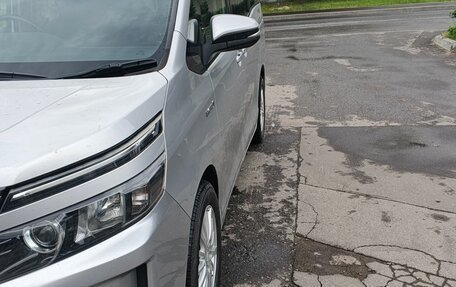 Toyota Voxy III, 2014 год, 2 100 000 рублей, 2 фотография