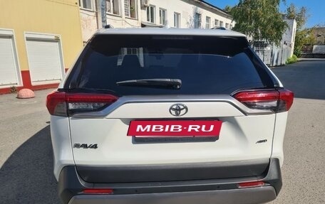 Toyota RAV4, 2020 год, 3 290 000 рублей, 5 фотография