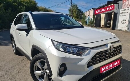 Toyota RAV4, 2020 год, 3 290 000 рублей, 10 фотография